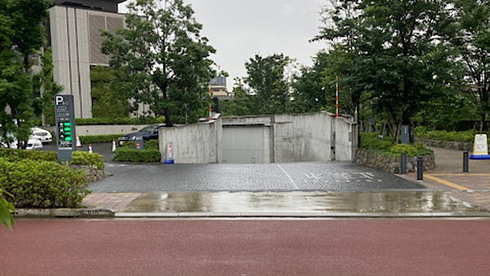 駐車場 (花房山通り入口)